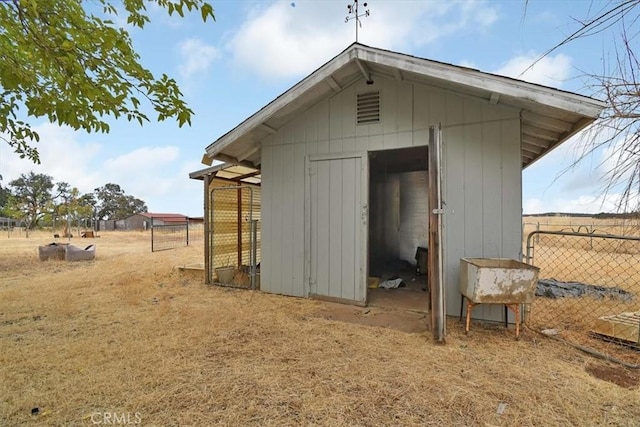 view of outdoor structure with fence and an outdoor structure