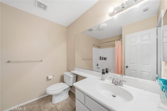 bathroom with baseboards, a shower with shower curtain, toilet, and visible vents