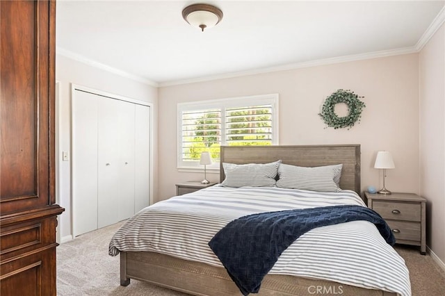bedroom with carpet floors, ornamental molding, baseboards, and a closet