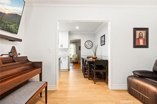 living area with crown molding, recessed lighting, light wood finished floors, and baseboards