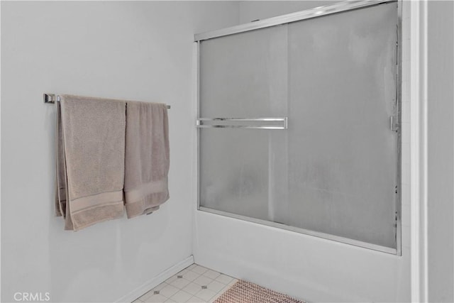 full bath with baseboards and enclosed tub / shower combo