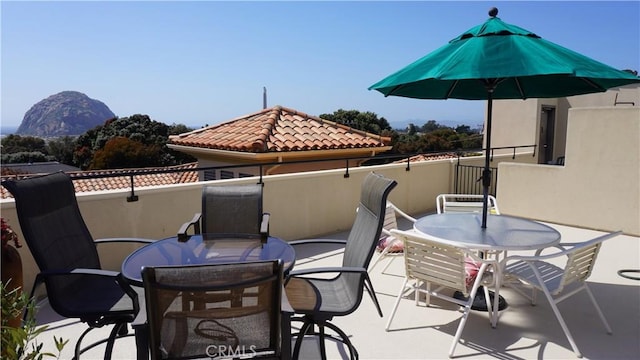 600 Morro Bay Blvd Unit 302, Morro Bay, CA 93442 - view of patio / terrace featuring outdoor dining area, a mountain view, and a balcony