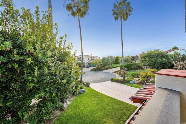 view of property's community featuring a lawn