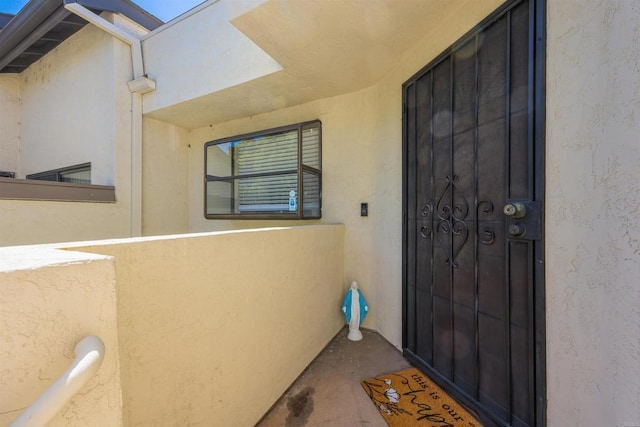 view of exterior entry featuring stucco siding