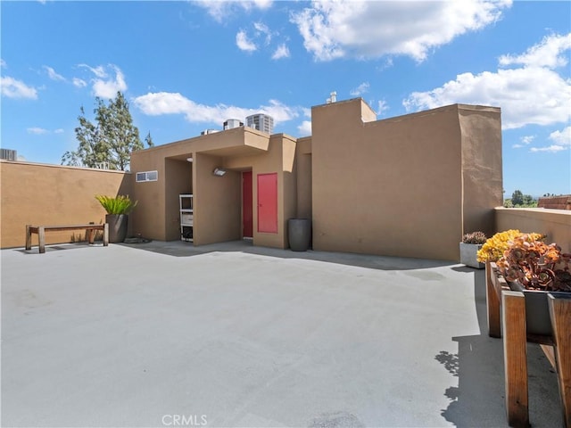 4301 Fulton Ave Unit 303, Sherman Oaks, CA 91423 - view of front of home featuring stucco siding and fence
