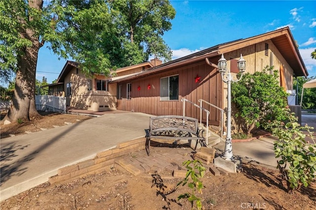 120 Franklin Ave, Redlands, CA 92373 - view of front facade with a chimney and a patio