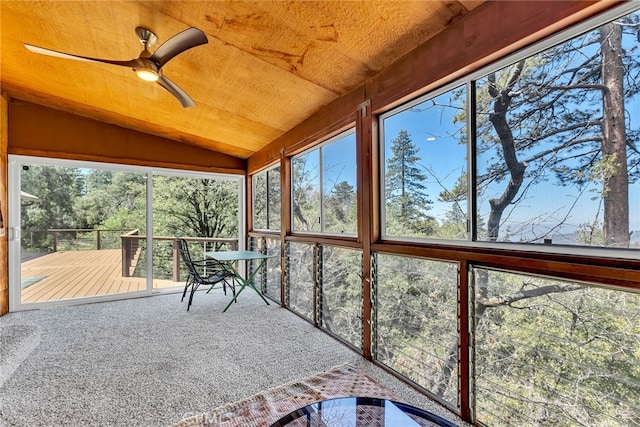 sunroom / solarium featuring a ceiling fan