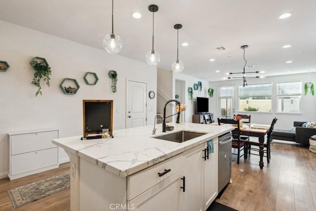 kitchen featuring light wood-type flooring, open floor plan, a sink, and recessed lighting