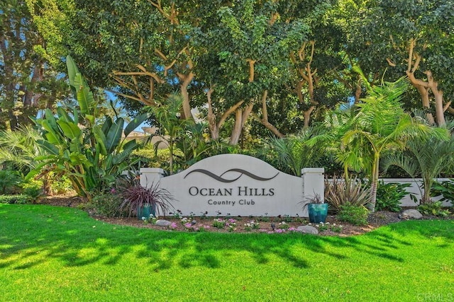 community sign with a lawn