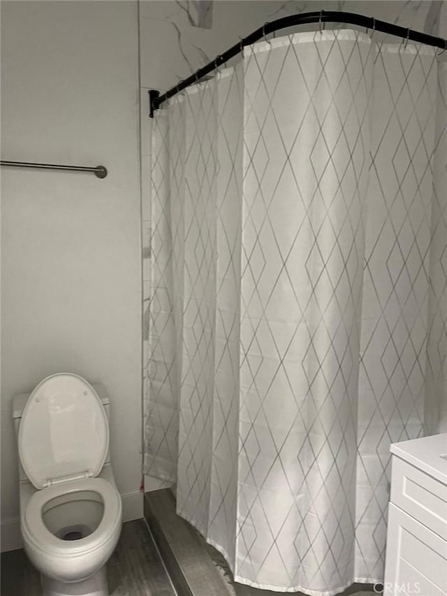 full bathroom featuring vanity, a shower with shower curtain, and toilet