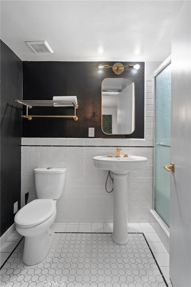 4321 Matilija Ave Unit 9, Sherman Oaks, CA 91423 - full bath featuring a shower with door, tile patterned floors, and tile walls