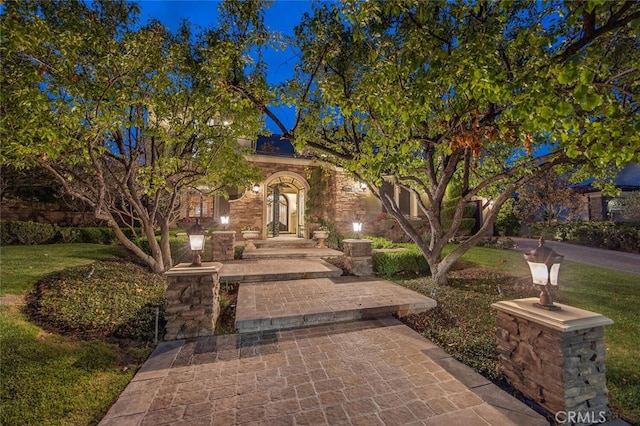 view of front of home featuring a front yard