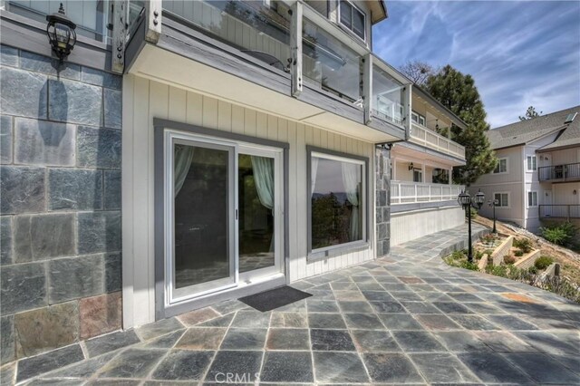 27720 St Bernard Ln, Lake Arrowhead, CA 92352 - exterior space with a patio area