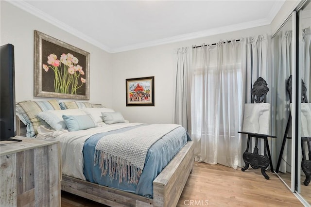 655 Via Colinas, Thousand Oaks, CA 91362 - bedroom with crown molding, wood finished floors, and a closet