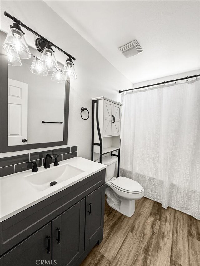 509 Kristi Ln, Blythe, CA 92225 - bathroom with a shower with curtain, visible vents, wood finished floors, vanity, and toilet