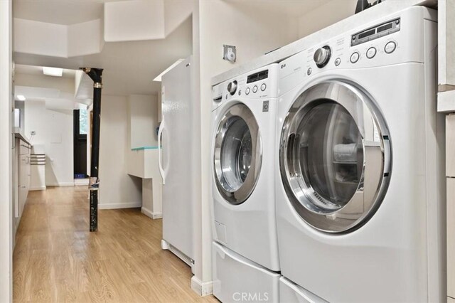 30140 Tuttle Ct, Tehachapi, CA 93561 - clothes washing area with baseboards, laundry area, light wood-type flooring, and independent washer and dryer
