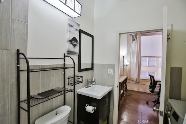 215 W 7th St Unit 803, Los Angeles, CA 90014 - bathroom with vanity, toilet, wood finished floors, and a skylight