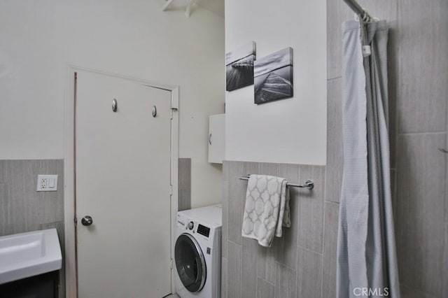 215 W 7th St Unit 803, Los Angeles, CA 90014 - washroom featuring washer / clothes dryer, tile walls, and wainscoting