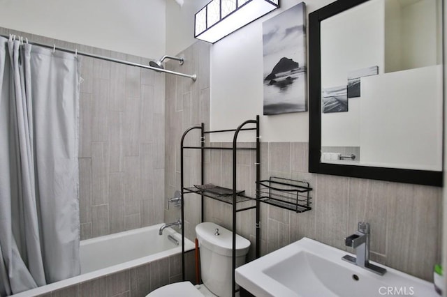 215 W 7th St Unit 803, Los Angeles, CA 90014 - full bath with a sink, tiled shower / bath combo, toilet, and tile walls