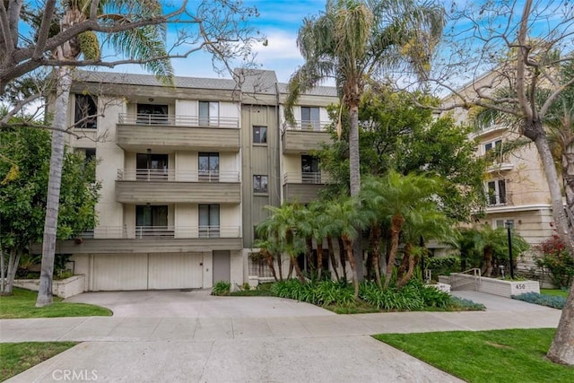 450 N Oakhurst Dr Unit 304, Beverly Hills, CA 90210 - view of apartment building / complex with driveway
