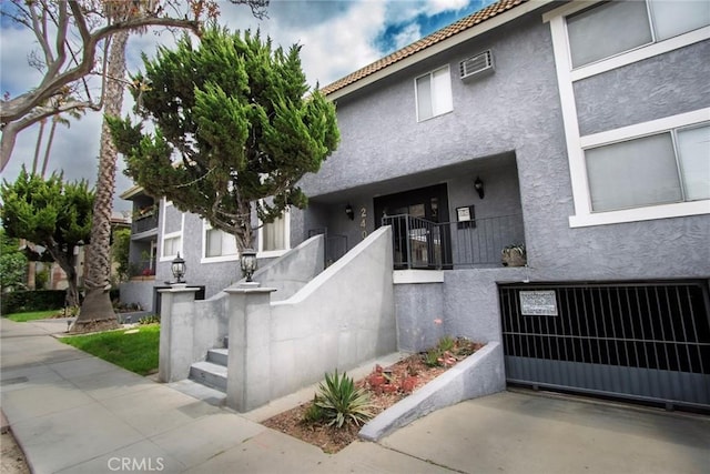 entrance to property with stucco siding