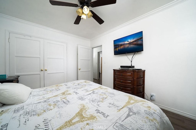 1125 W 129th St, Gardena, CA 90247 - bedroom with ceiling fan, crown molding, wood finished floors, baseboards, and a closet
