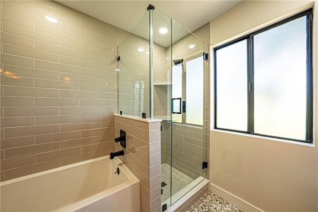 full bathroom featuring a tile shower, plenty of natural light, a bath, recessed lighting, and baseboards