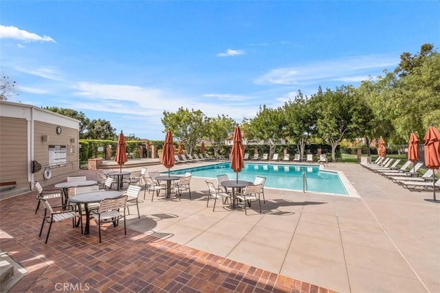 8 Recodo, Irvine, CA 92620 - community pool with a patio