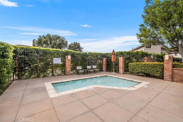 8 Recodo, Irvine, CA 92620 - community pool with a patio