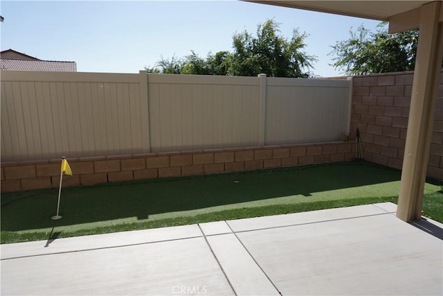1322 Division Ct, Hemet, CA 92543 - view of yard featuring a putting area and a patio area