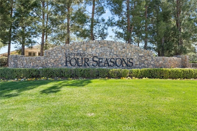 community / neighborhood sign featuring a lawn