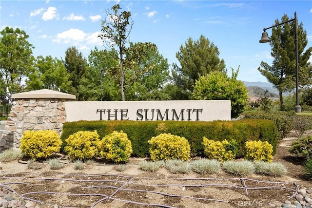 community / neighborhood sign featuring a mountain view