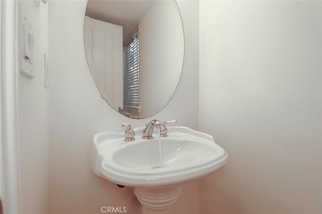 bathroom featuring a sink