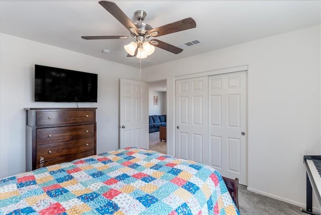 bedroom featuring carpet, a ceiling fan, baseboards, visible vents, and a closet