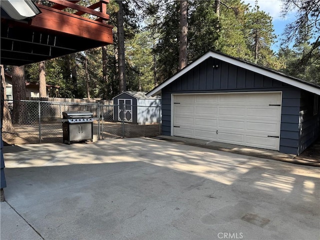 31347 Oakleaf Dr, Running Springs, CA 92382 - detached garage featuring fence