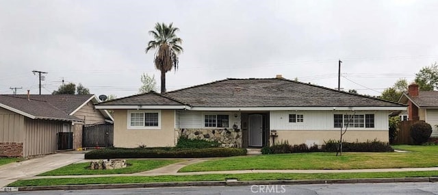 view of front of house featuring a front lawn, a gate, and fence