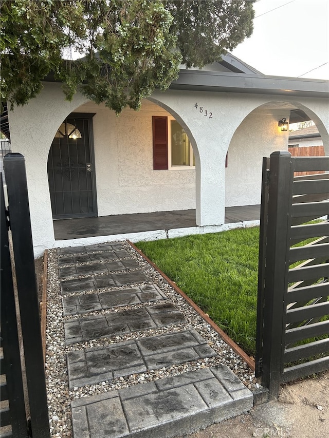 view of exterior entry featuring stucco siding