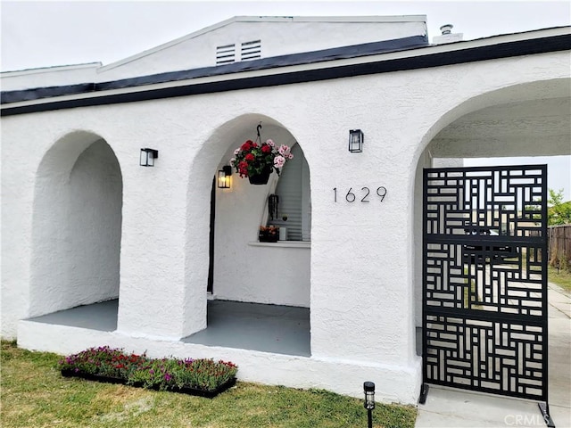 view of exterior entry with stucco siding