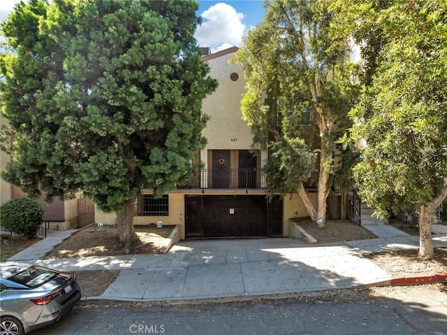 view of front of property featuring an attached garage, stucco siding, and driveway