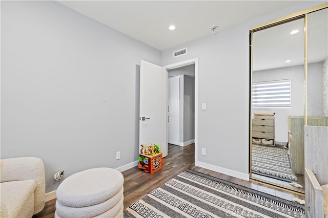 living area featuring visible vents, recessed lighting, baseboards, and wood finished floors