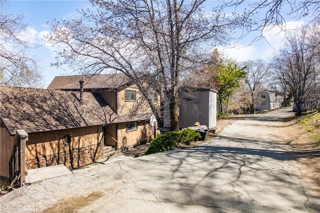 1411 Sequoia Dr, Lake Arrowhead, CA 92352 - view of side of home featuring driveway