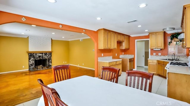 dining area with visible vents, ornamental molding, and arched walkways