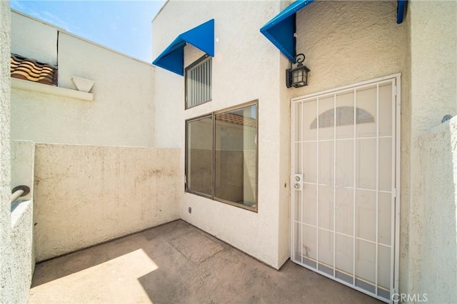 property entrance featuring stucco siding