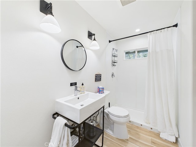 5829 E Whitlock Rd, Mariposa, CA 95338 - full bathroom featuring wood finished floors, curtained shower, and toilet