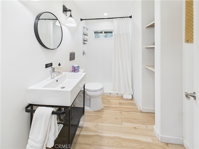 5829 E Whitlock Rd, Mariposa, CA 95338 - full bath featuring wood finished floors, a shower with curtain, toilet, baseboards, and vanity