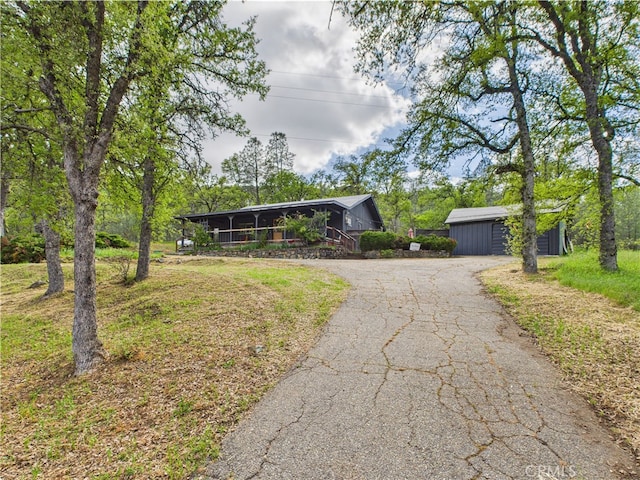 5829 E Whitlock Rd, Mariposa, CA 95338 - view of front of house featuring an outbuilding