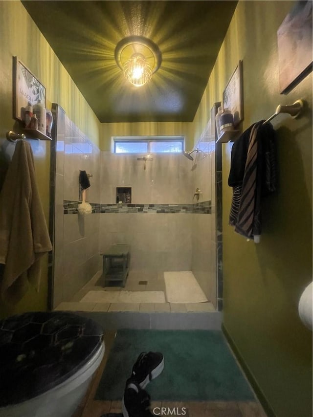full bathroom featuring tiled shower