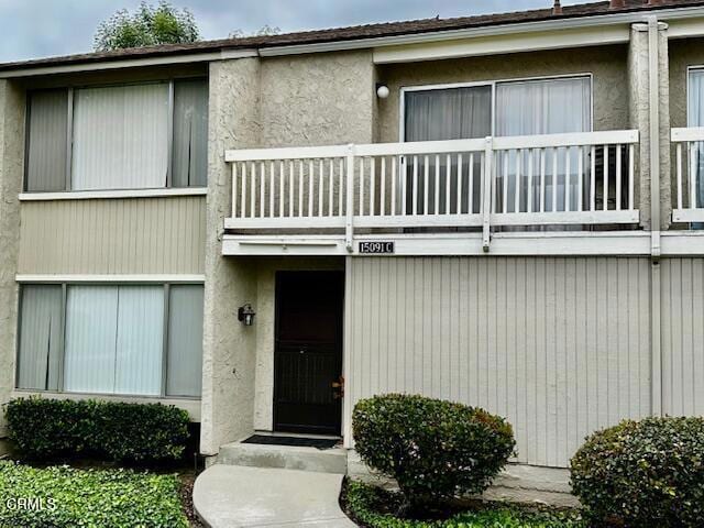 15091 Varsity St Unit C, Moorpark, CA 93021 - view of exterior entry featuring a balcony and stucco siding