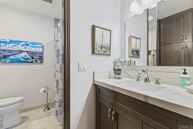 full bath featuring vanity, toilet, tile patterned floors, baseboards, and curtained shower