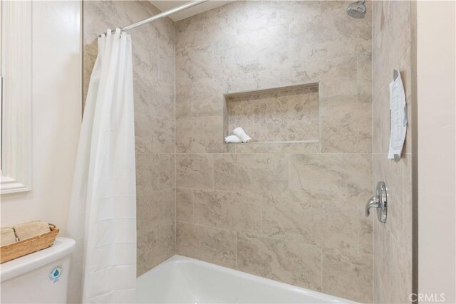 full bath with toilet and shower / tub combo with curtain